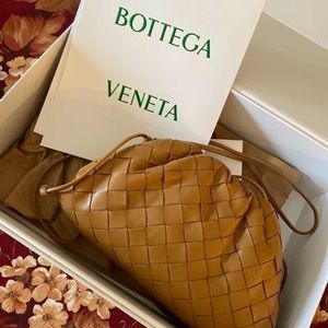 Bottega Veneta mini pouch in caramel. BRAND NEW.